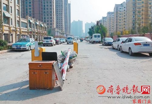 新设的道路收费处已被业主拆掉，折断的起落杆等还残留在原地。齐鲁晚报记者于悦摄