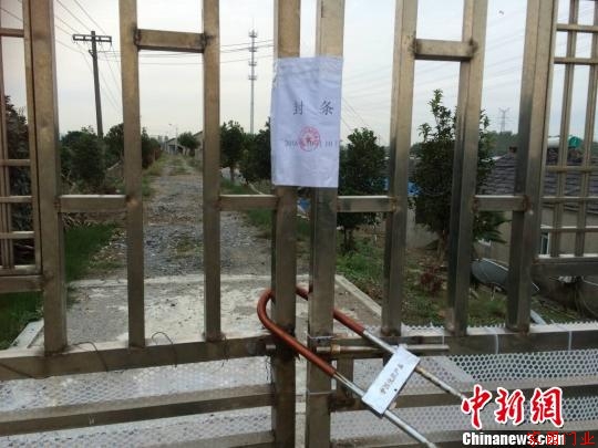 养殖场已经全部被封闭起来，据当地政府部门负责人介绍，养殖场内还有不少养殖的眼镜蛇。　李珂摄